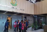 Para tersangka digiring ke mobil tahanan Kejari Batam untuk dibawa ke Rutan Batam, Kamis (16/10/2025). Foto:Zalfirega/matapedia