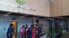 Para tersangka digiring ke mobil tahanan Kejari Batam untuk dibawa ke Rutan Batam, Kamis (16/10/2025). Foto:Zalfirega/matapedia