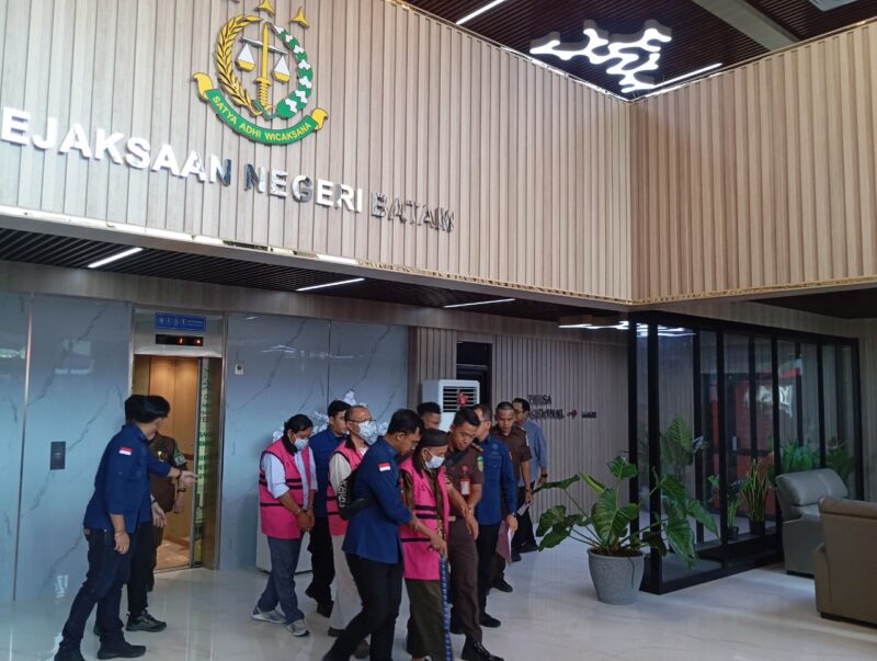 Para tersangka digiring ke mobil tahanan Kejari Batam untuk dibawa ke Rutan Batam, Kamis (16/10/2025). Foto:Zalfirega/matapedia