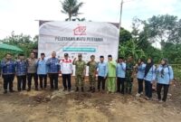 Dandim 0316/Batam Letkol Arh Yan Eka Putra didampingi Kepala Dinas Koperasi dan UMKM Kota Batam, Salim dan pengurus KMP kelurahan Sei Lekop foto bersama dinlokasi pembangunan Gerai KMP Sei Lekop Sagulung, Batam, Jumat (17/10/2025). Matapedia6.com/Luci