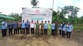 Dandim 0316/Batam Letkol Arh Yan Eka Putra didampingi Kepala Dinas Koperasi dan UMKM Kota Batam, Salim dan pengurus KMP kelurahan Sei Lekop foto bersama dinlokasi pembangunan Gerai KMP Sei Lekop Sagulung, Batam, Jumat (17/10/2025). Matapedia6.com/Luci