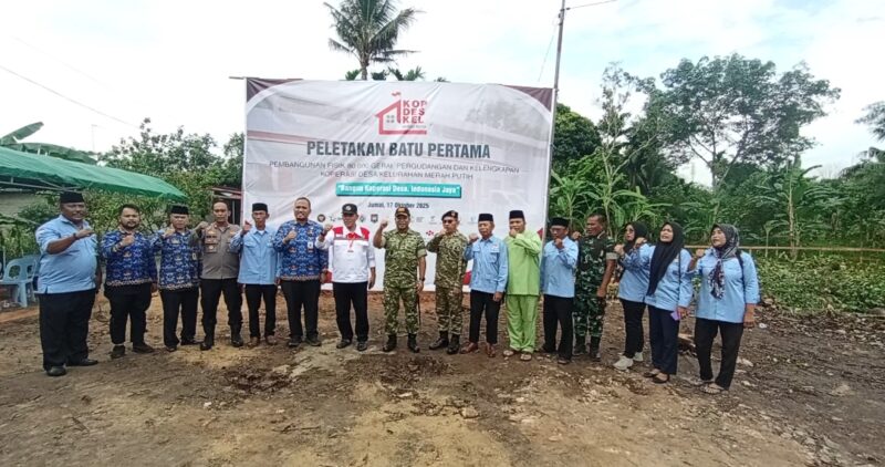 Dandim 0316/Batam Letkol Arh Yan Eka Putra didampingi Kepala Dinas Koperasi dan UMKM Kota Batam, Salim dan pengurus KMP kelurahan Sei Lekop foto bersama dinlokasi pembangunan Gerai KMP Sei Lekop Sagulung, Batam, Jumat (17/10/2025). Matapedia6.com/Luci