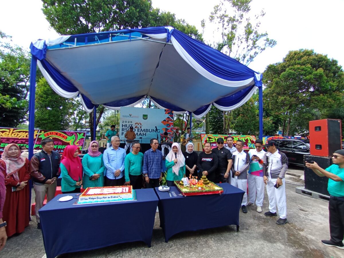 Wali Kota Batam Amsakar bersama DPRD Batam dan Direktur RSUD Embung Fatimah drg Raden Roro Sri Widjayanti Suryandari di acara HUT ke 21, Sabtu (18/10/2025). Foto:Zalfirega/matapedia

