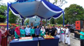 Wali Kota Batam Amsakar bersama DPRD Batam dan Direktur RSUD Embung Fatimah drg Raden Roro Sri Widjayanti Suryandari di acara HUT ke 21, Sabtu (18/10/2025). Foto:Zalfirega/matapedia