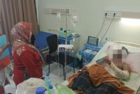 Salah satu korban kapal terbakar di PT ASL yang dirawat di Rumah Sakit Aini, Senin (20/10/2025). Foto:Istimewa