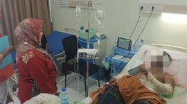 Salah satu korban kapal terbakar di PT ASL yang dirawat di Rumah Sakit Aini, Senin (20/10/2025). Foto:Istimewa