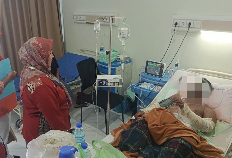 Salah satu korban kapal terbakar di PT ASL yang dirawat di Rumah Sakit Aini, Senin (20/10/2025). Foto:Istimewa