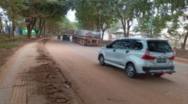 Kondisi jalan Duyung Batuampar, kota Batam yang penuh dengan tanah dan berdebu saat musim panas, Selasa (21/10/2025). Matapedia6.com/Luci