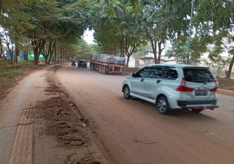 Kondisi jalan Duyung Batuampar, kota Batam yang penuh dengan tanah dan berdebu saat musim panas, Selasa (21/10/2025). Matapedia6.com/Luci