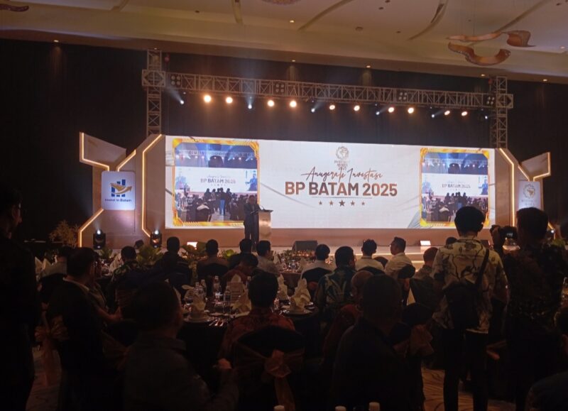 Anugerah Investasi 2025 BP Batam kepada sejumlah perusahaan dan tokoh yang berkontribusi besar pembangunan ekonomi Kota Batam, Provinsi Kepri di Ballroom Radisson, Sukajadi, Kota Batam Provinsi Kepri, Rabu (22/10/2025).Matapedia6.com/Luci