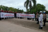 Massa buruh bentangkan spanduk di depan pintu masuk PT ASL Shipyard Tanjunguncang saat melakukan unjukrasa, Rabu (22/10/2025)  Matapedia6.com/Zalfirega