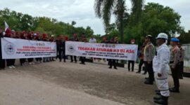 Massa buruh bentangkan spanduk di depan pintu masuk PT ASL Shipyard Tanjunguncang saat melakukan unjukrasa, Rabu (22/10/2025)  Matapedia6.com/Zalfirega