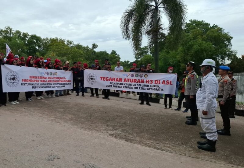 Massa buruh bentangkan spanduk di depan pintu masuk PT ASL Shipyard Tanjunguncang saat melakukan unjukrasa, Rabu (22/10/2025)  Matapedia6.com/Zalfirega