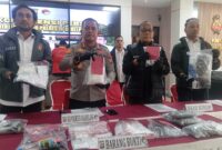 Kapolresta Barelang Kombes Pol  Zaenal Arifin didampingi Kasatresnarkoba Polresta Barelang Kompol Deni Langie saat konferensi pers di Polresta Barelang, Rabu (22/10/2025). Matapedia6.com/Luci