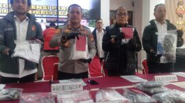 Kapolresta Barelang Kombes Pol  Zaenal Arifin didampingi Kasatresnarkoba Polresta Barelang Kompol Deni Langie saat konferensi pers di Polresta Barelang, Rabu (22/10/2025). Matapedia6.com/Luci