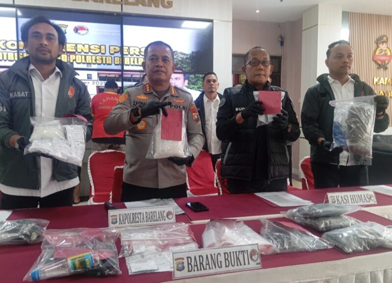 Kapolresta Barelang Kombes Pol  Zaenal Arifin didampingi Kasatresnarkoba Polresta Barelang Kompol Deni Langie saat konferensi pers di Polresta Barelang, Rabu (22/10/2025). Matapedia6.com/Luci