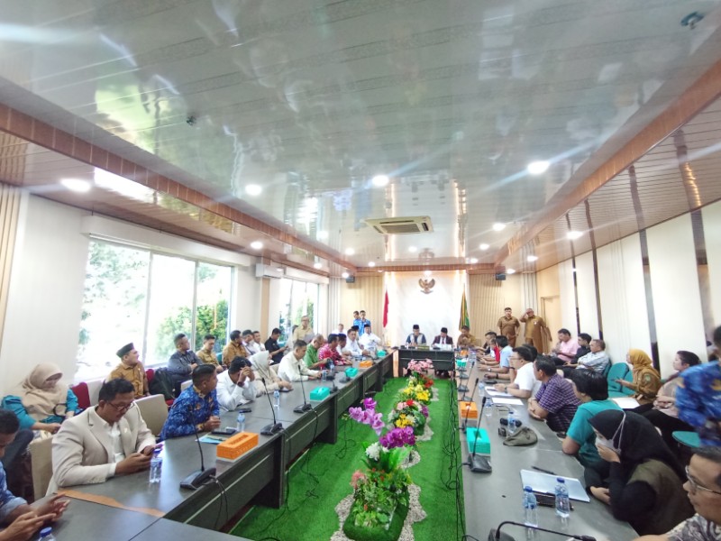 DPRD Batam gelar RDPU dengan PT ASL, Selasa (28/10/2025). Foto:Zalfirega/matapedia