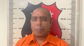 Pelaku pengiriman calon PMI Ilegal yang bertugas sebagai pengurus dokumen keberangkatan para korban dari Batam ke Kamboja saat berada di Polsek Bengkong, Rabu (29/10/2025). Matapedia6.com/Dok Polresta.