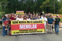 Belasan warga perumahan elit Bukit indah Sukajadi saat melakukan unjukrasa di lokasi pembangunan kantor lurah di komplek mereka, Rabu (29/10/2025). Matapedia6.com/Luci