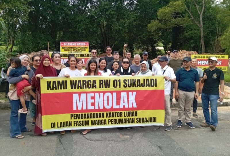 Belasan warga perumahan elit Bukit indah Sukajadi saat melakukan unjukrasa di lokasi pembangunan kantor lurah di komplek mereka, Rabu (29/10/2025). Matapedia6.com/Luci