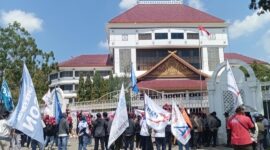 Aksi buruh saat berkumpul dan berorasi di depan kantor Pemko Batam, Batam Centre, Kamis (30/10/2025). Matapedia6.com/Luci