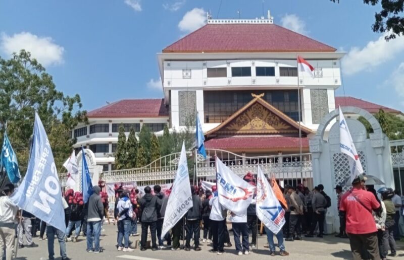 Aksi buruh saat berkumpul dan berorasi di depan kantor Pemko Batam, Batam Centre, Kamis (30/10/2025). Matapedia6.com/Luci