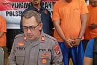 Wakapolsek Batam Kota AKP Ferry saat memberikan ketengan di Polsek Batam kota atas kasus pencurian motor yang berhasil diungkap jajarannya, Kamis (30/10/2025). Matapedia6.com/Luci