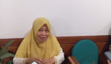 Anggota DPRD Kota Batam, Siti Nurlailah saat diwawancara ihwal sampah di Batam, Jumat (31/10/2025). Foto;Zalfirega/matapedia