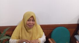 Anggota DPRD Kota Batam, Siti Nurlailah saat diwawancara ihwal sampah di Batam, Jumat (31/10/2025). Foto;Zalfirega/matapedia