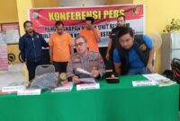 Dua residivis pecah kaca yang ditangkap polisi saat dihadirkan dalam ekspos di Polsek Batam Kota, Kamis (30/10/2025) matapedia6.com/Luci