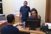Pelaku saat diinterogasi polisi di Polsek Sagulung, Selasa (21/10/2025). Foto:Zalfirega/matapedia