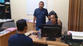 Pelaku saat diinterogasi polisi di Polsek Sagulung, Selasa (21/10/2025). Foto:Zalfirega/matapedia