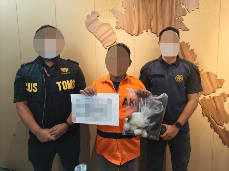 Pelaku diamankan petugas Bea Cukai. Foto:Istimewa