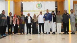 Kunjungan DPRD DKI disambut Wakil Ketua Komisi III DPRD Kota Batam H. Arlon Veristo (tengah). Foto:dok/Sekwan