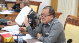 Ketua Komisi IV DPRD Kota Batam DANDIS Rajagukguk saat memberikan dalam rapat Dengar pendapat di ruang Rapat Komisi IV DPRD Batam, Kamis (20/11/2025). Matapedia6.com/Dok DPRD Batam