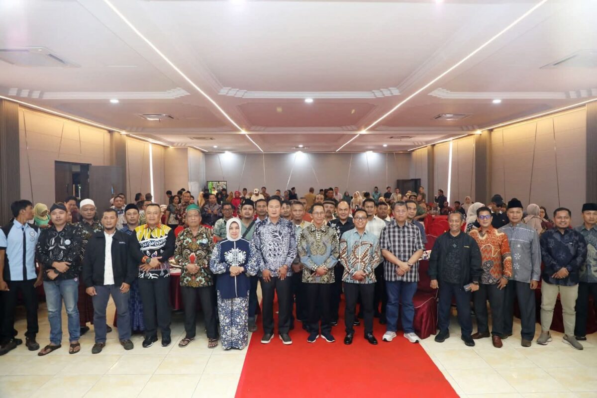 Wali Kota Batam Amsakar Achmad tengah. Foto:Diskominfo Batam