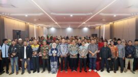 Wali Kota Batam Amsakar Achmad tengah. Foto:Diskominfo Batam