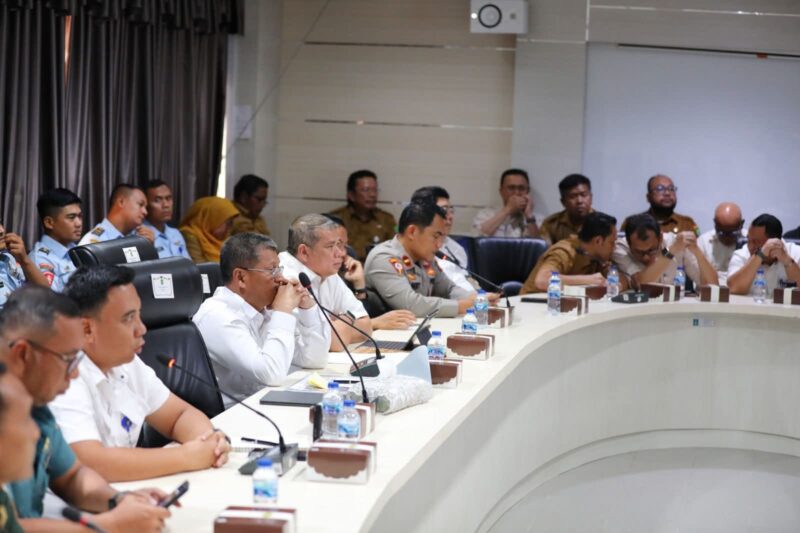 Sekda Batam Firmansyah tengah. Foto:Diskominfo Batam