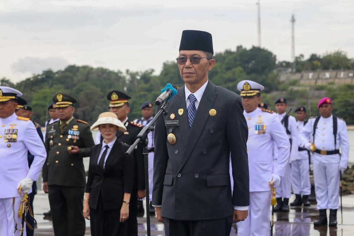 Wali Kota Batam Amsakar Achmad saat menjadi pembina upacara Peringatan Hari Pahlawan Tahun 2025 tingkat Kota Batam di Markas Komando Daerah Angkatan Laut (Kodaeral) IV Batuampar, Senin (10/11/2025). Matapedia6.com/Diskominfo