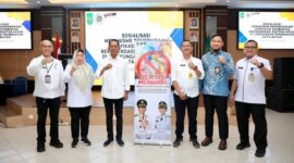 Wali Kota Batam Amsakar Achmad foto bersama usai membuka kegiatan Sosialisasi Mekanisme Pemeriksaan dan Verifikasi Pemberian Daftar Hitam yang dibuka langsung oleh Wali Kota Batam, Amsakar Achmad, di Aula Engku Hamidah, Rabu (19/11/2025). Matapedia6.com/Diskominfo