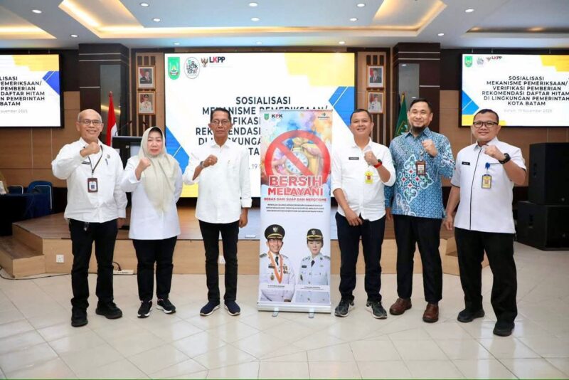 Wali Kota Batam Amsakar Achmad foto bersama usai membuka kegiatan Sosialisasi Mekanisme Pemeriksaan dan Verifikasi Pemberian Daftar Hitam yang dibuka langsung oleh Wali Kota Batam, Amsakar Achmad, di Aula Engku Hamidah, Rabu (19/11/2025). Matapedia6.com/Diskominfo