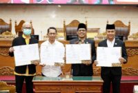 Wali Kota Batam Amsakar baju putih dan Ketua DPRD Kamaluddin dan Wakil Ketua Aweng dan Wakil Ketua Hendra Asman usai paripurna APBD 2026, Kamis (20/11/2025). Foto:Istimewa