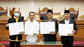 Wali Kota Batam Amsakar baju putih dan Ketua DPRD Kamaluddin dan Wakil Ketua Aweng dan Wakil Ketua Hendra Asman usai paripurna APBD 2026, Kamis (20/11/2025). Foto:Istimewa