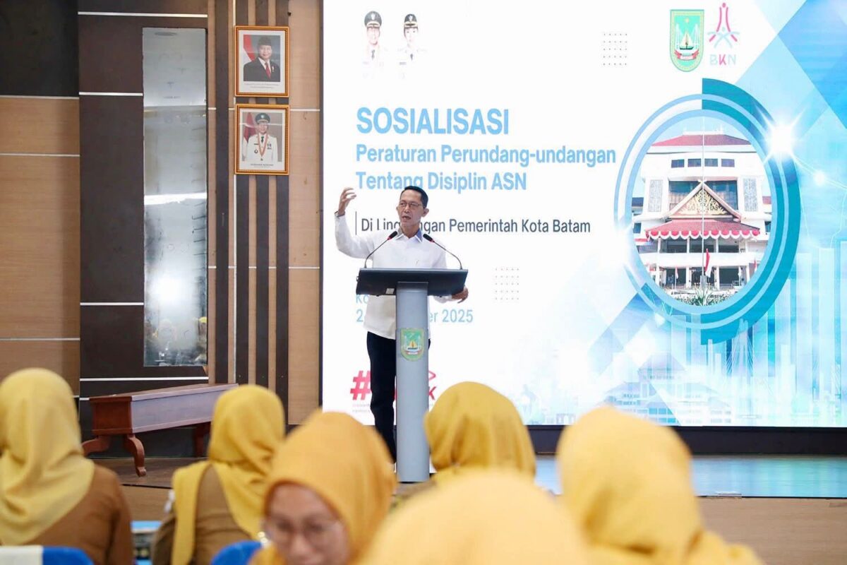 Wali Kota Batam Amsakar Achmad saat memberikan pengarahan sekaligus membukasosialisasi Peraturan Perundang-undangan tentang Disiplin Aparatur Sipil Negara (ASN) di Kantor Wali Kota Batam, Senin (24/11/2025). Matapedia6.com/Diskominfo  