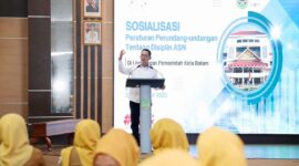 Wali Kota Batam Amsakar Achmad saat memberikan pengarahan sekaligus membukasosialisasi Peraturan Perundang-undangan tentang Disiplin Aparatur Sipil Negara (ASN) di Kantor Wali Kota Batam, Senin (24/11/2025). Matapedia6.com/Diskominfo  