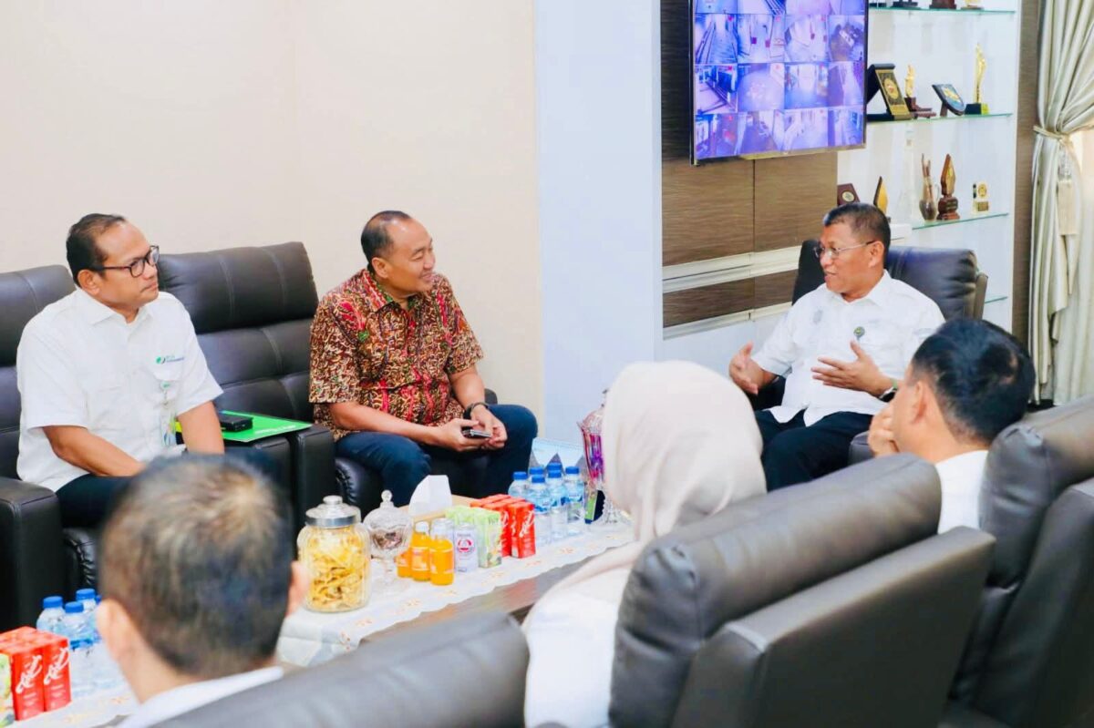 Sekretaris daerah Kota Batam Firmansyah saat menerima audiensi BPJS Ketenagakerjaan Cabang Batam di Ruang Kerja Sekda, Rabu (26/11/2025). Matapedia6.com/Diskominfo