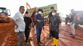 Wali Kota Batam Amsakar Achmad saat meninjau pengerasan jalan di zona A TPA Punggur Kota Batam beberapa waktu lalu, Matapedia6.com/Diskominfo