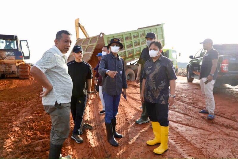 Wali Kota Batam Amsakar Achmad saat meninjau pengerasan jalan di zona A TPA Punggur Kota Batam beberapa waktu lalu, Matapedia6.com/Diskominfo