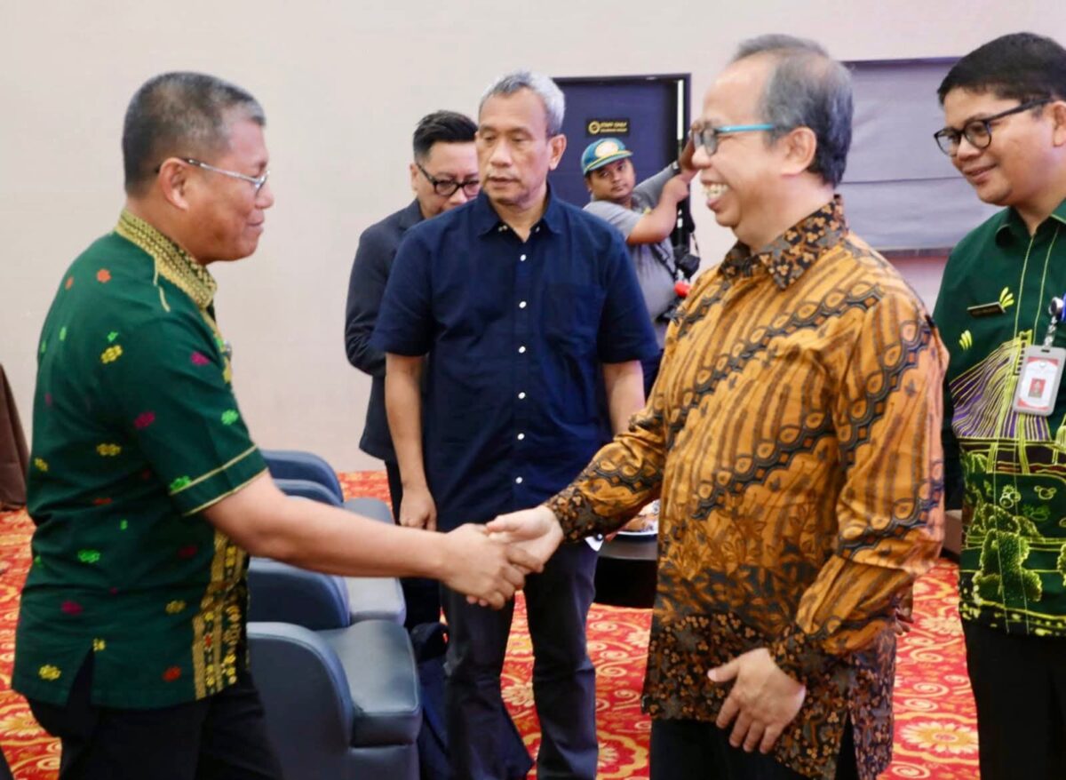 Sekretaris daerah Kota Batam Firmansyah bersalaman dengan Direktur Informasi Publik Nursodik Gunarjo, sebelum kegiatan CommuniAction 2025, di Aglow Hotel Harbour bay, Batuampar, Kamis (27/11/2025). Matapedia6.com/Diskominfo