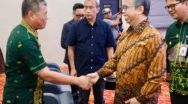 Sekretaris daerah Kota Batam Firmansyah bersalaman dengan Direktur Informasi Publik Nursodik Gunarjo, sebelum kegiatan CommuniAction 2025, di Aglow Hotel Harbour bay, Batuampar, Kamis (27/11/2025). Matapedia6.com/Diskominfo